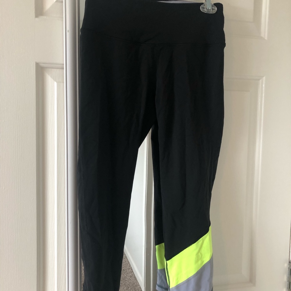 Victoria’s Secret sport capris- size small